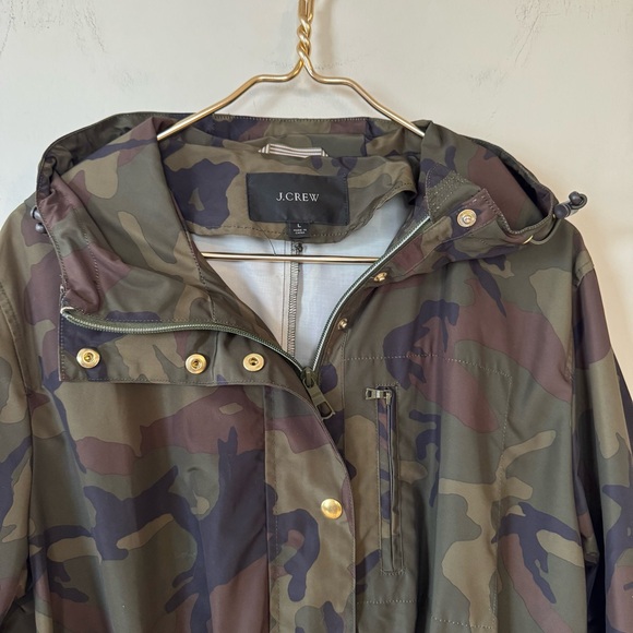 J Crew The Perfect Rain Jacket in Camo Utility Hooded Cinchable L - Picture 9 of 10